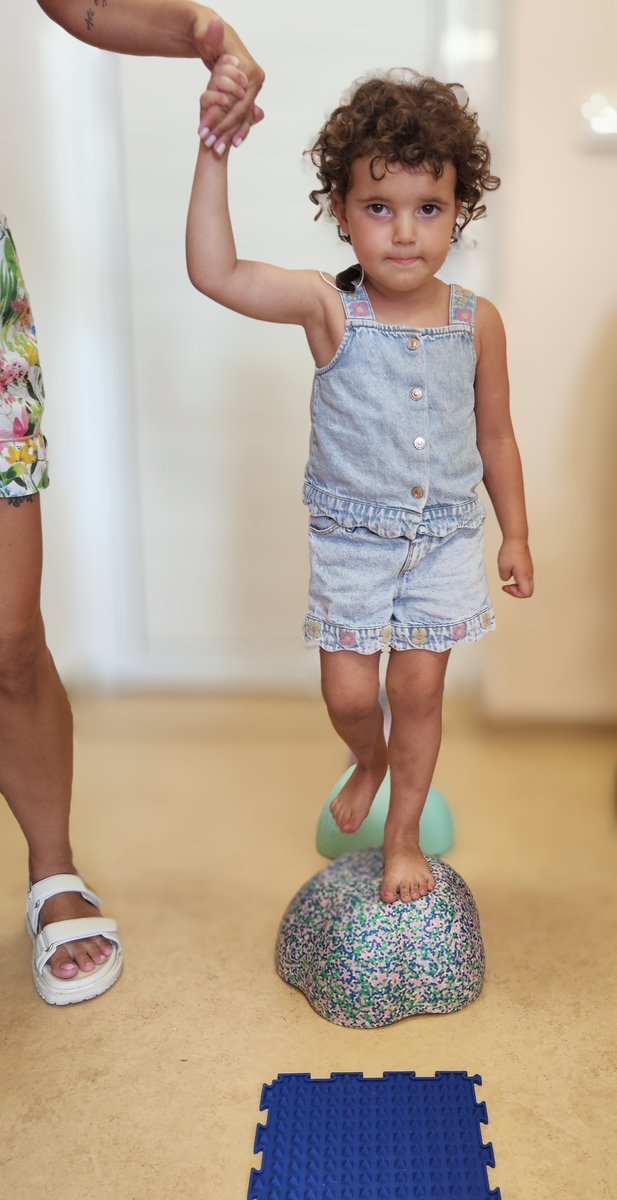 Малко дете в терапевтична сесия за ранна интервенция