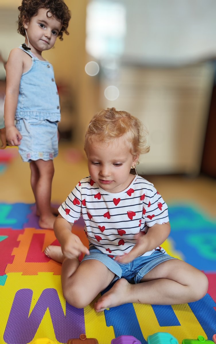 Деца по време на игрова терапия