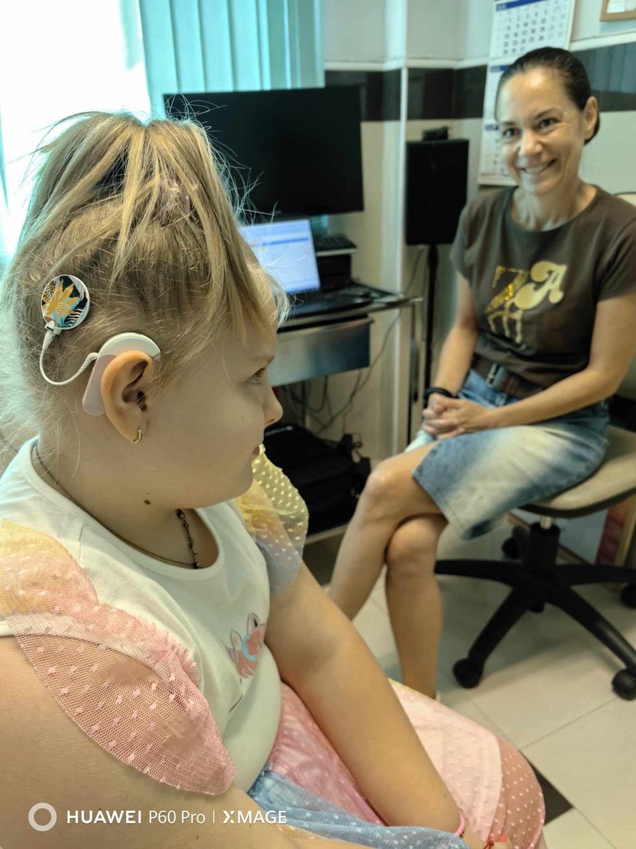 Дете с кохлеарен имплант по време на рехабилитация