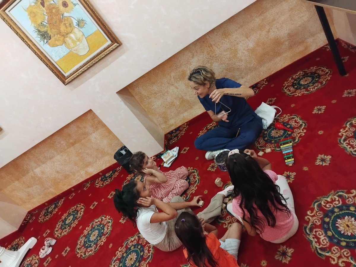 Д-р Михайлова работи с деца на среща на общността